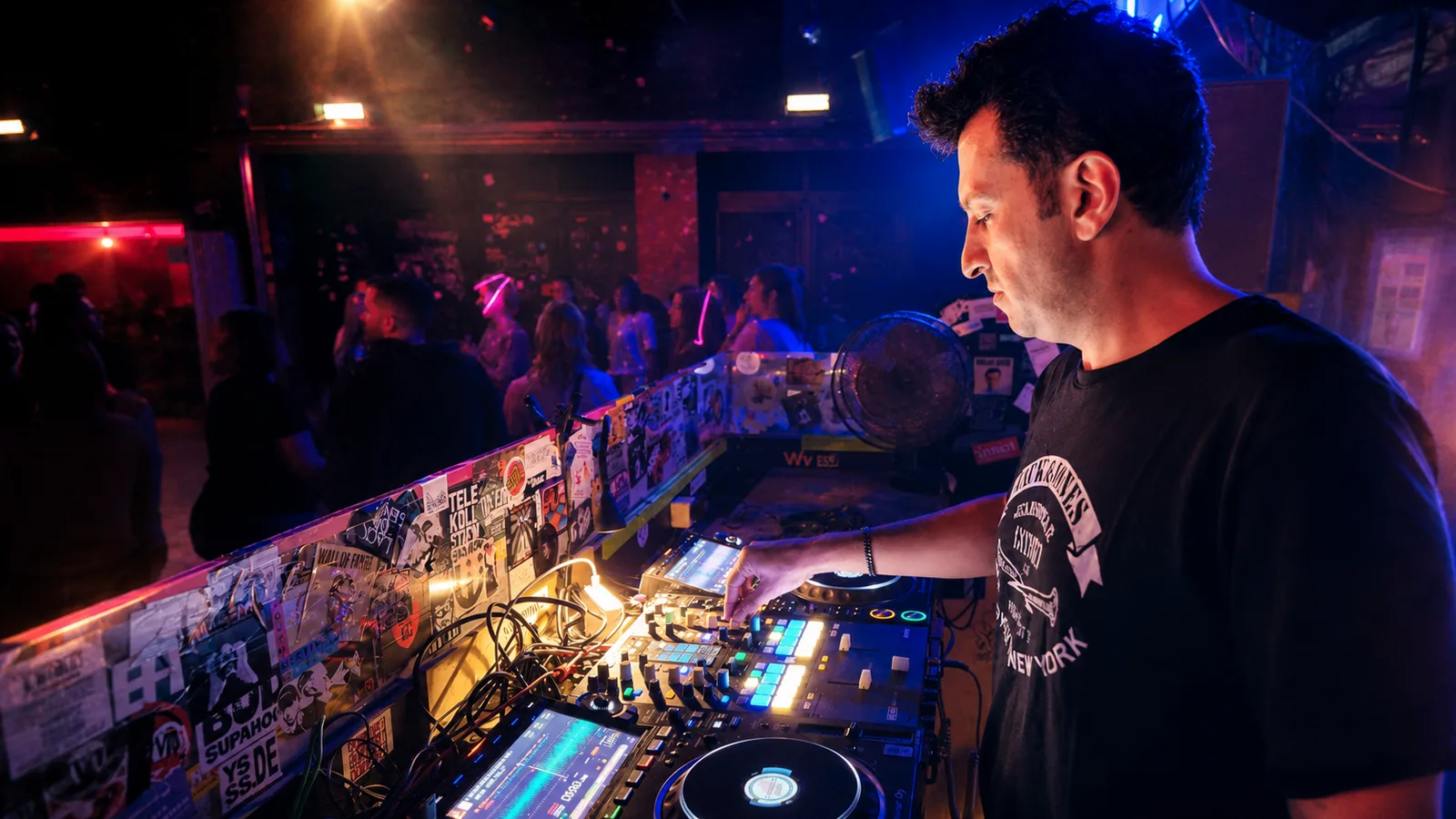 Arvyn an den CDJs, während sich der Floor hinter ihm füllt